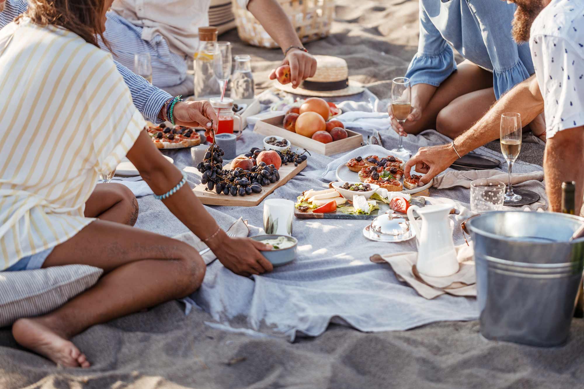 Пикник снять. Пикник на пляже. Фотосессия пикник на пляже. Летний пикник на пляже. Пикник на пляже с людьми.
