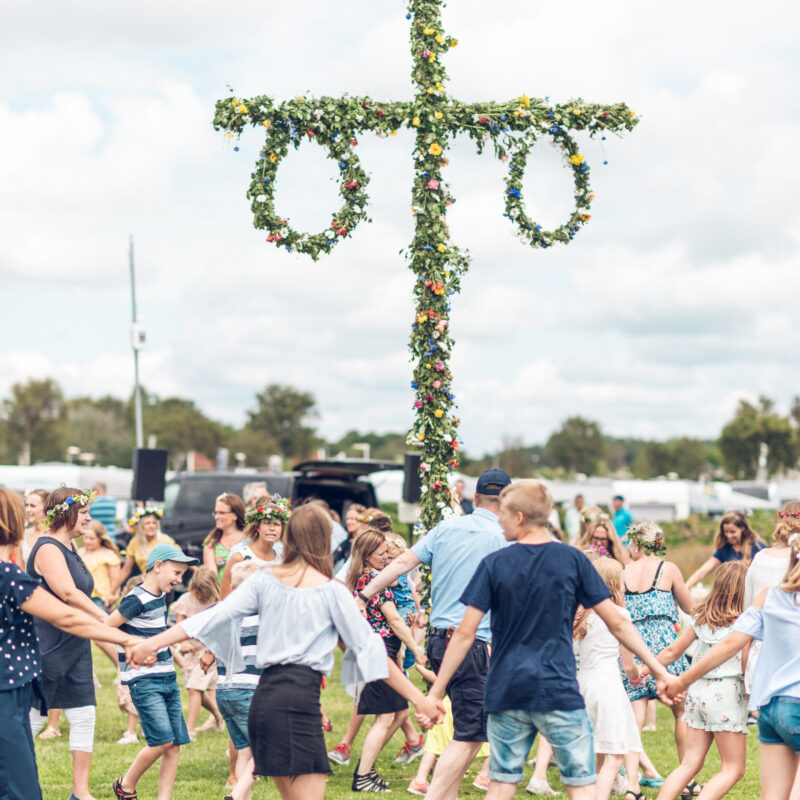 Välkommen att uppleva midsommar på riktigt klassiskt vis